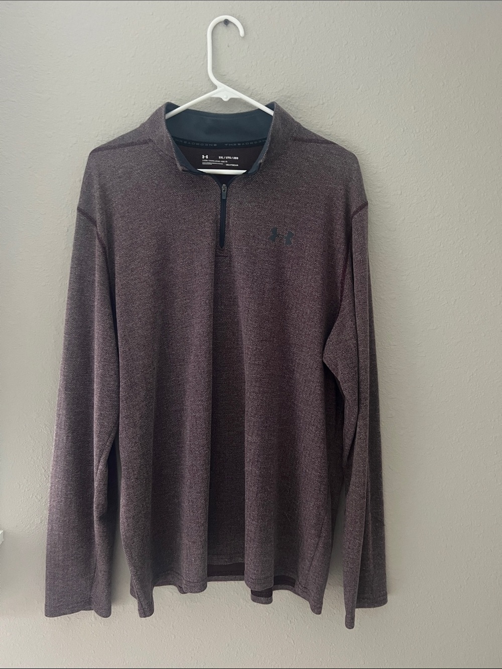 Under armour light weight 1/4 zip up. Mens size 2xl